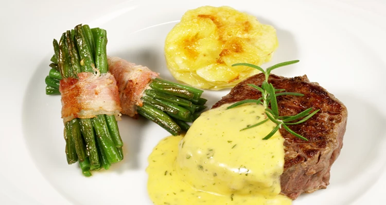 Rinderfiletsteak mit Fisolen im Speckmantel, Sauce Béarnaise und Kartoffelgratin